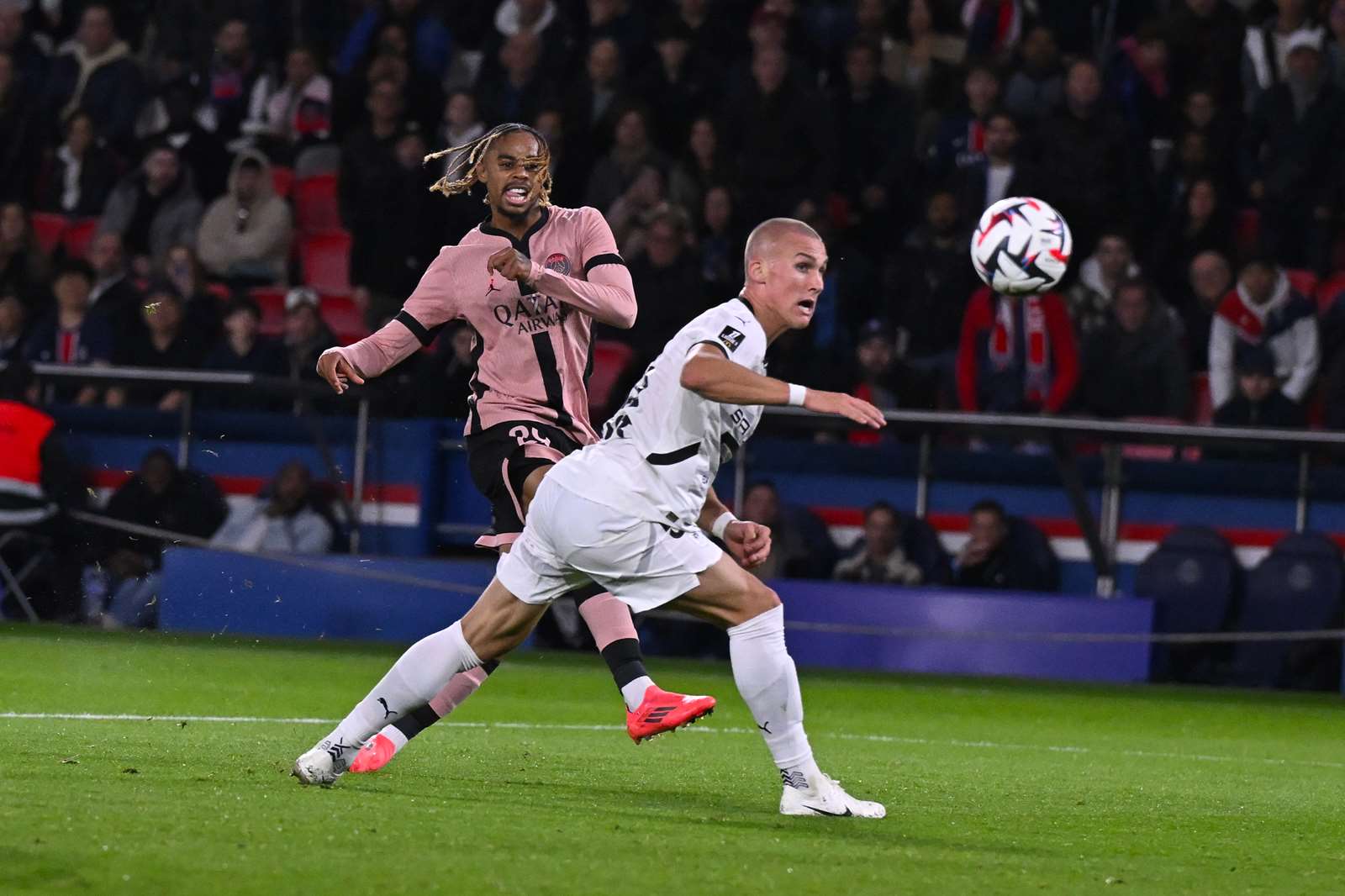 Bradley Barcola (à g.) marque le premier but des Parisiens face à Rennes