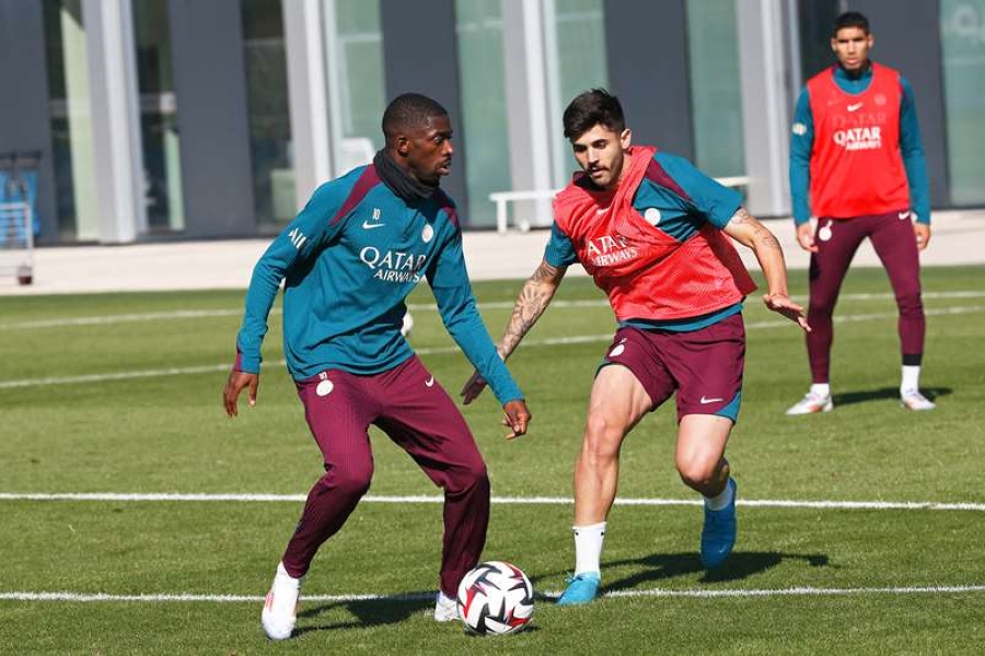 Ousmane Dembélé (à g.) à l'entraînement avant le déplacement à Nice