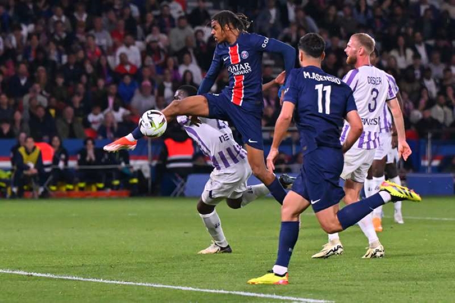 Bradley Barcola et Marco Asensio (11) face à Toulouse le 12 mai 2024