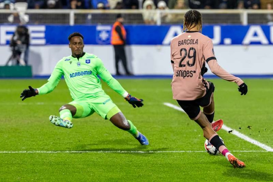 Bradley Barcola face au gardien auxerrois Donovan Léon