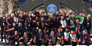 Le Paris Saint-Germain avec le Trophée des Champions