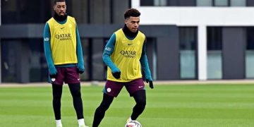 Presnel Kimpembe et Désiré Doué (à d.)