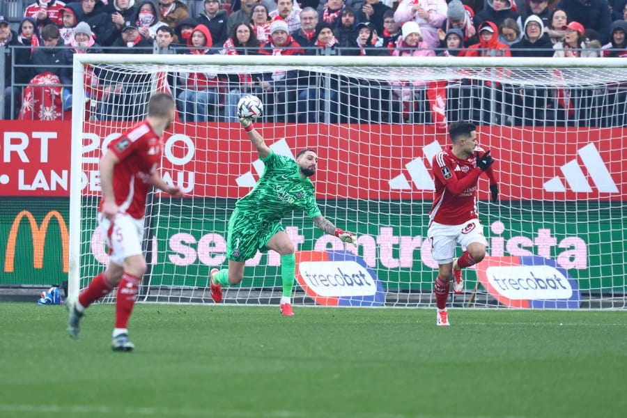 Gianluigi Donnarumma face à Brest