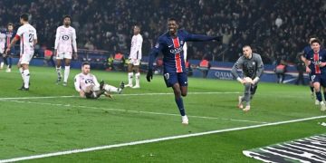 Ousmane Dembélé (c.) contre Lille