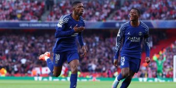 Ousmane Dembélé (10) fête son but contre Arsenal