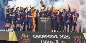 Le Paris Saint-Germain avec le trophée de la Ligue 1