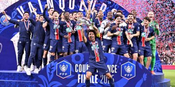 Les joueurs parisiens avec la Coupe de France