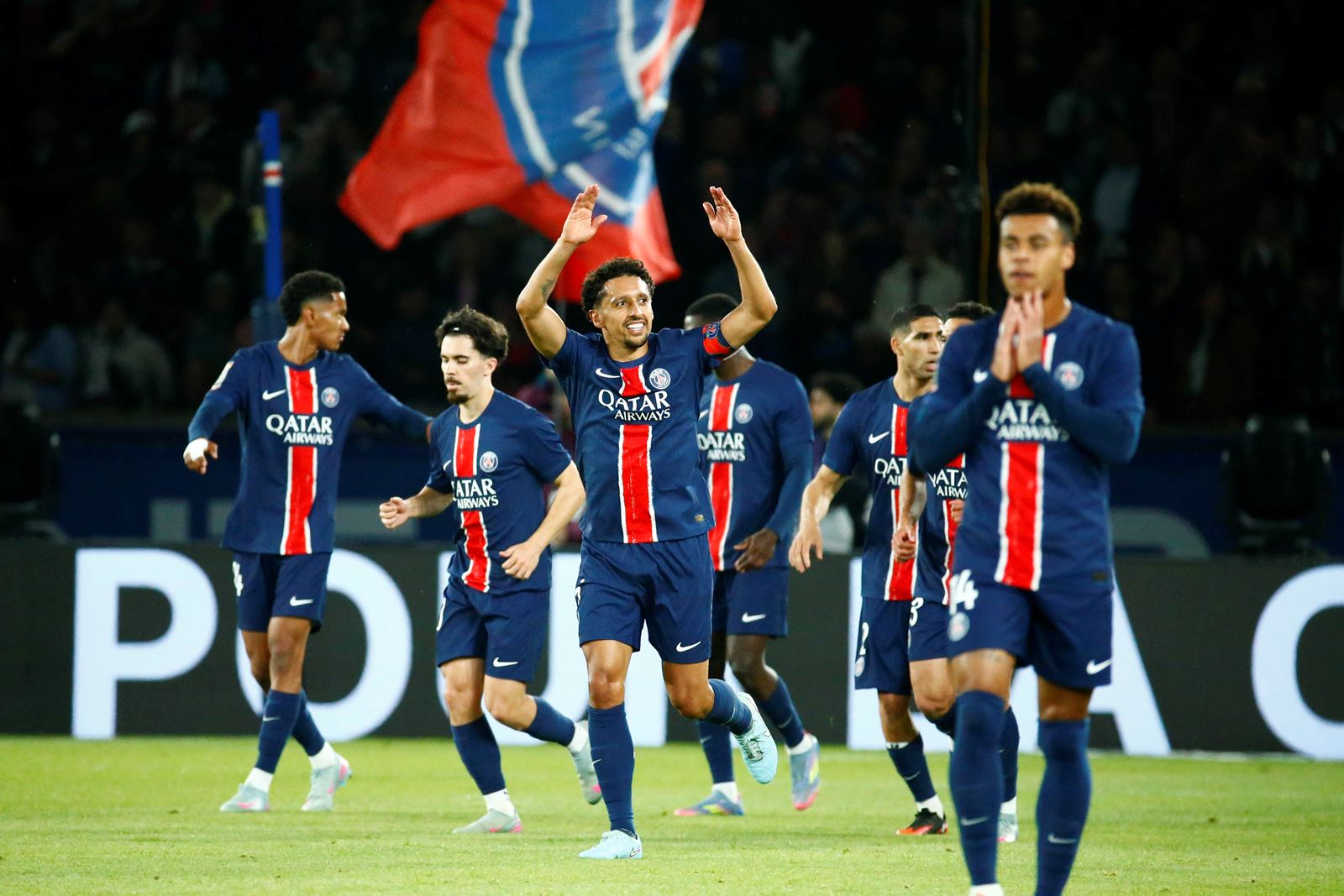 Marquinhos (c.), auteur du but de la victoire face à l'AJA