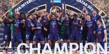 Les joueurs du PSG avec le trophée de la Coupe Intercontinentale
