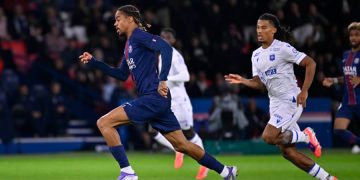 Bradley Barcola (à g.) lors du match fac à Auxerre