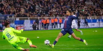 Bradley Barcola marque son but face à Auxerre