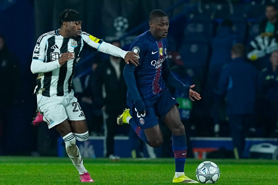 Nuno Mendes (à d.) est le seul Parisien d'avoir écopé de plus d'un carton jaune (2) en 8 matchs de la C1